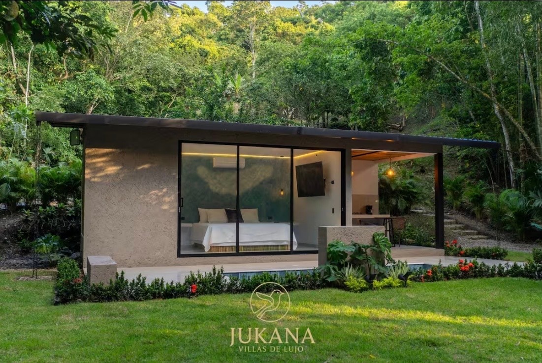 Interior acogedor de la cabaña Jukana Villeta con materiales naturales y luz cálida