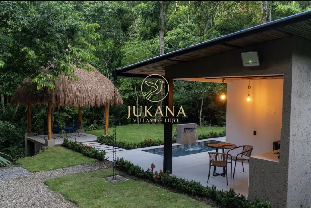 Terraza y kiosco de Villa Aruma