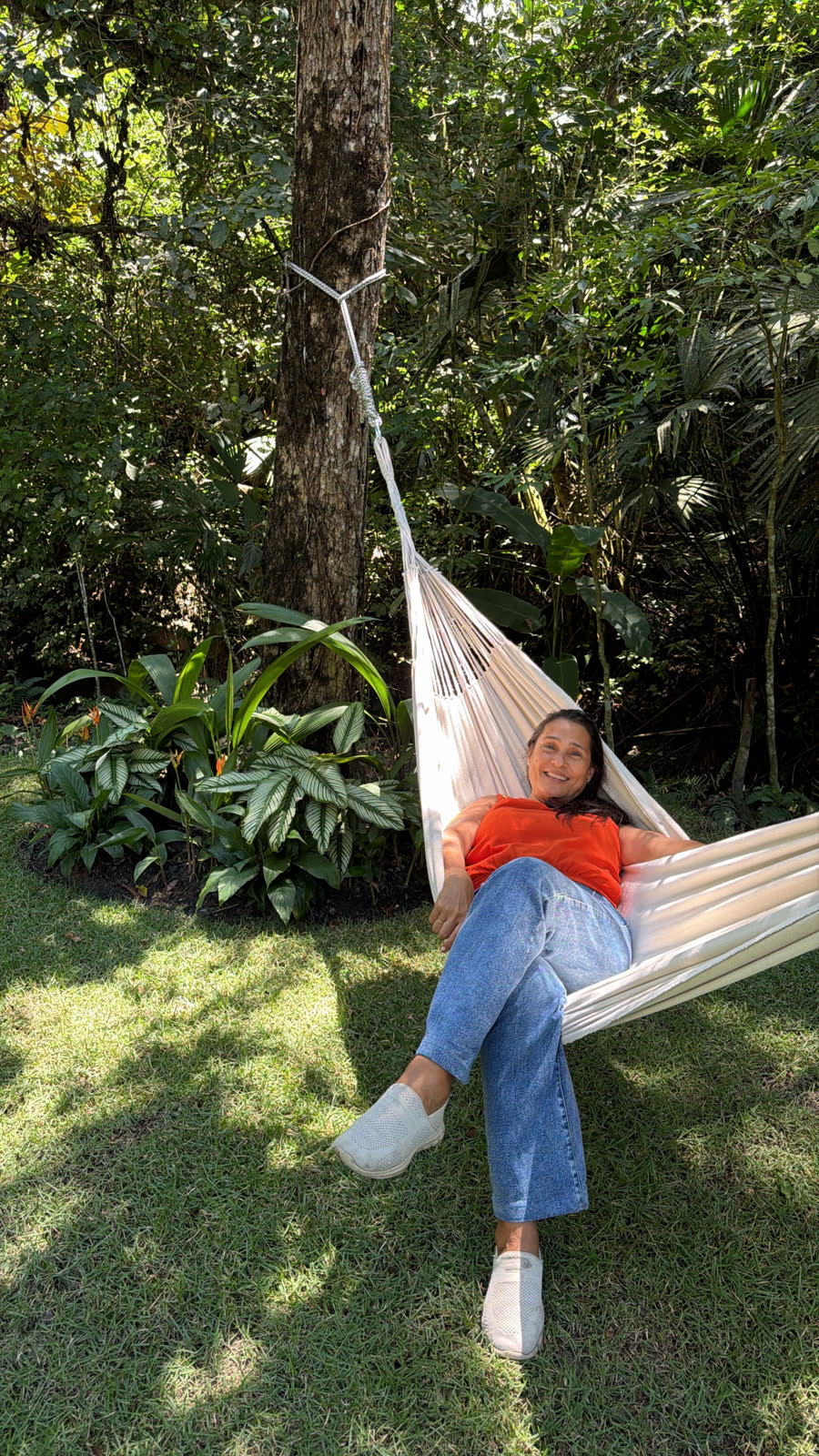 Descanso en la hamaca entre el jardín