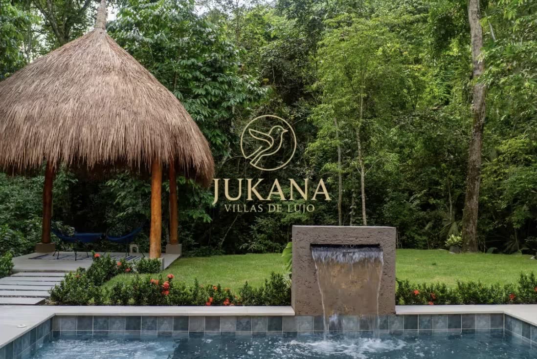 Kiosco de palma y jacuzzi con cascada