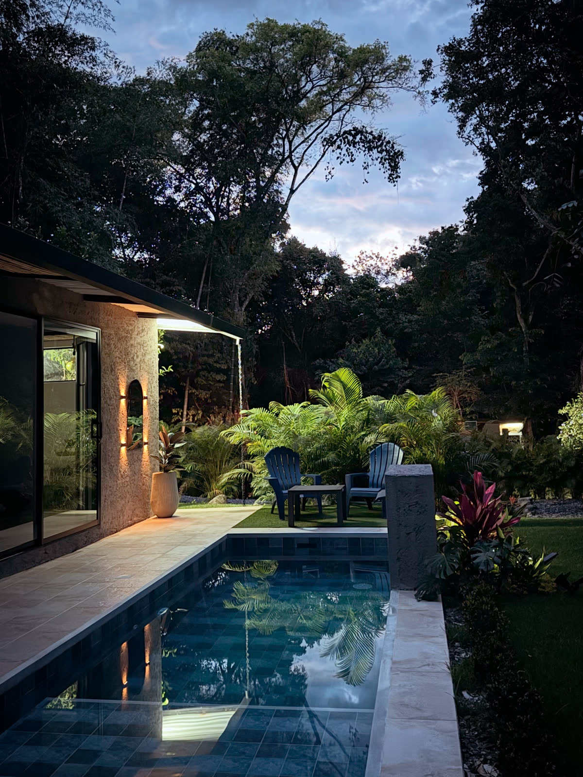 Piscina de Villa Mawe al atardecer