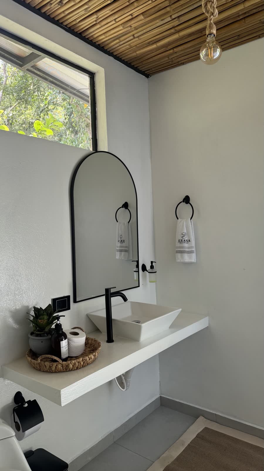Baño con espejo en arco