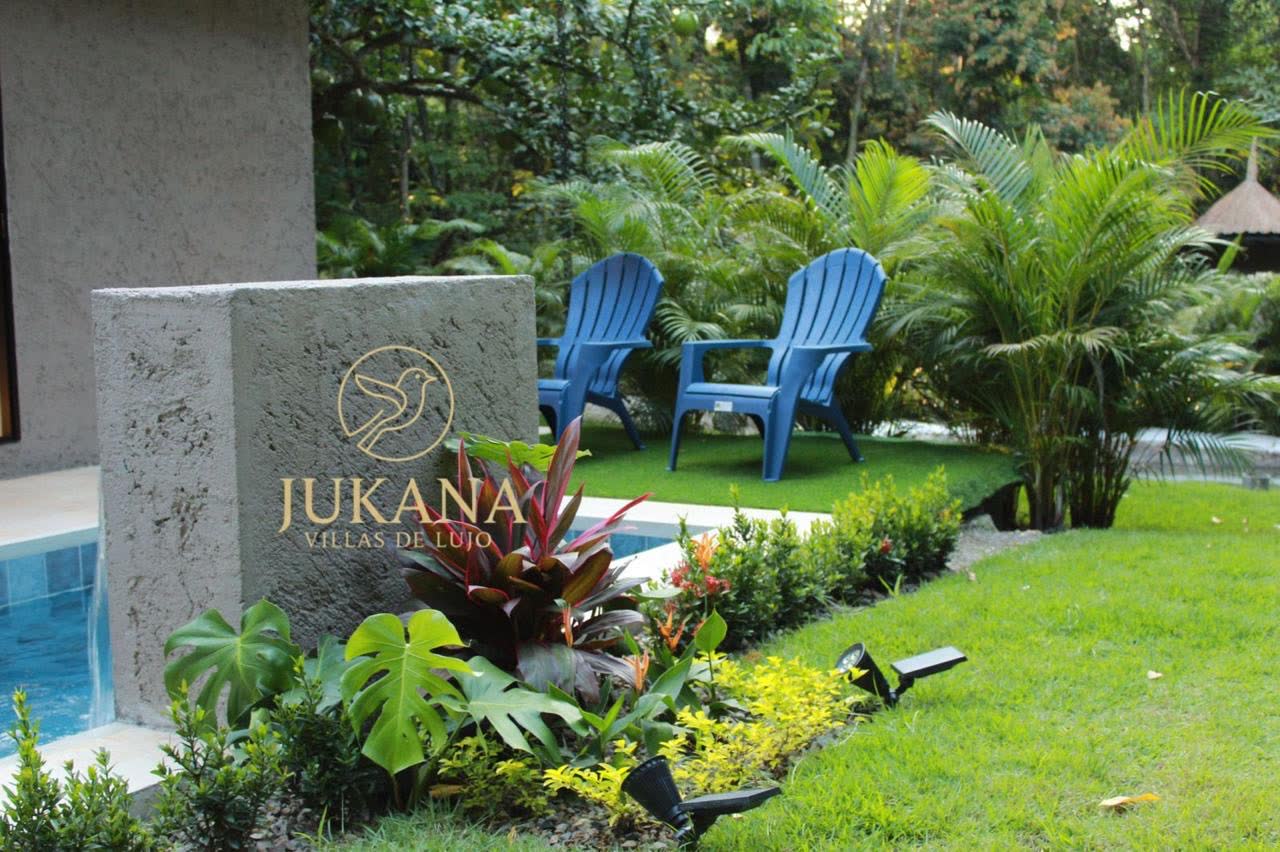 Jardín de Jukana con sillas junto a la piscina
