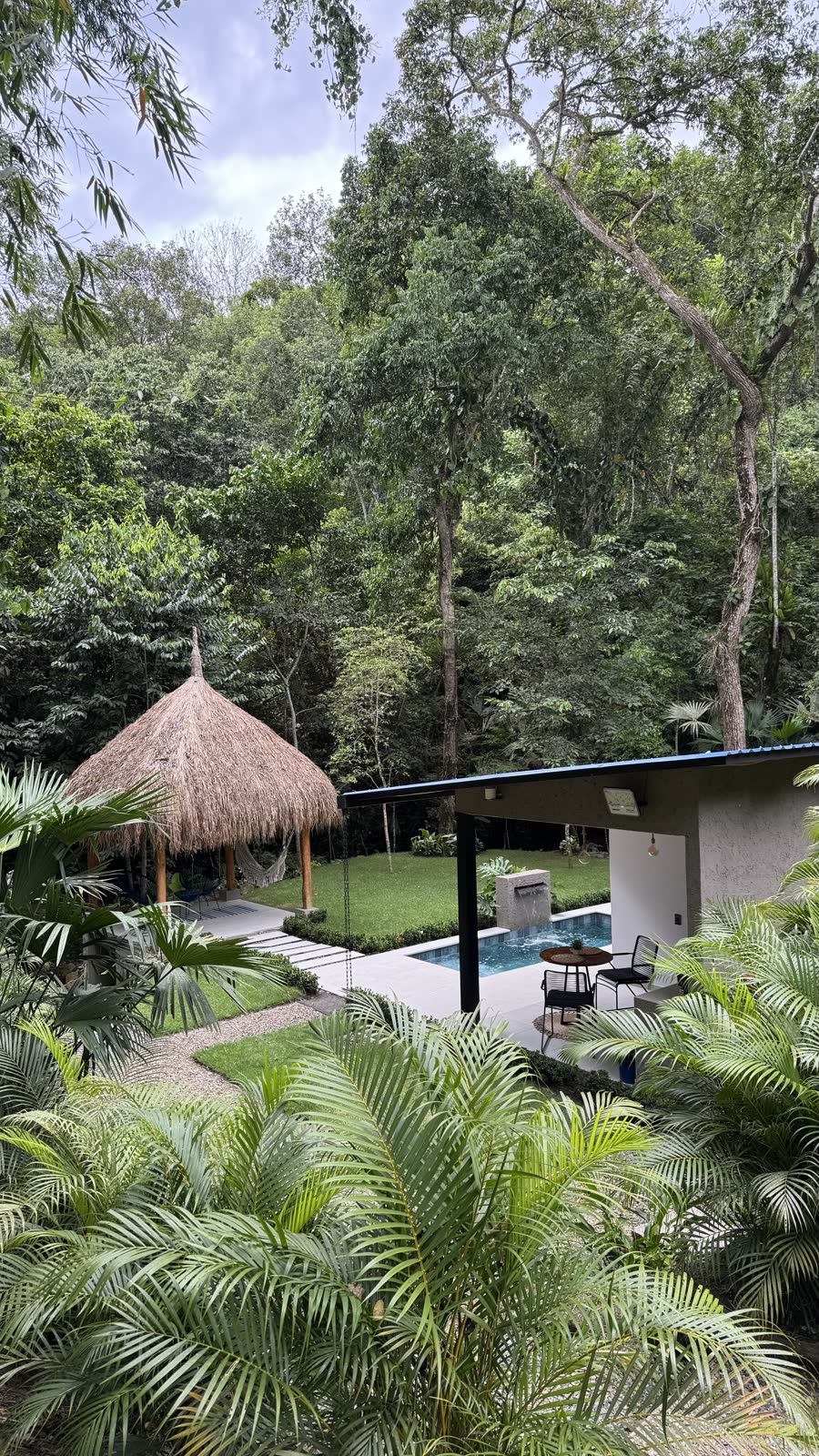 Vista del jardín hacia el kiosco