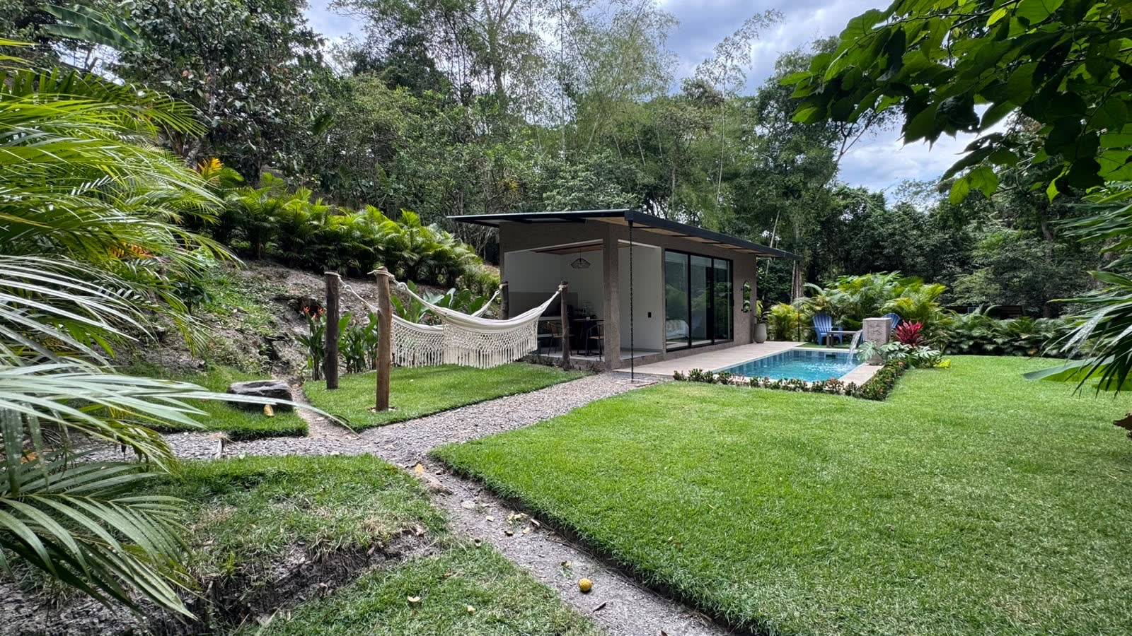 Jardín y piscina de Jukana entre la vegetación