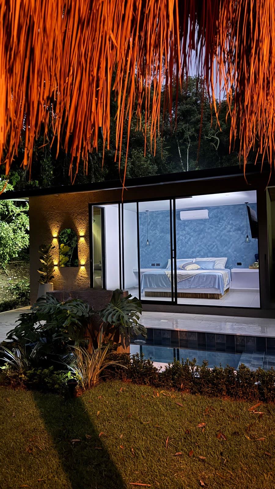 Villa Aruma de noche, bajo el techo de palma