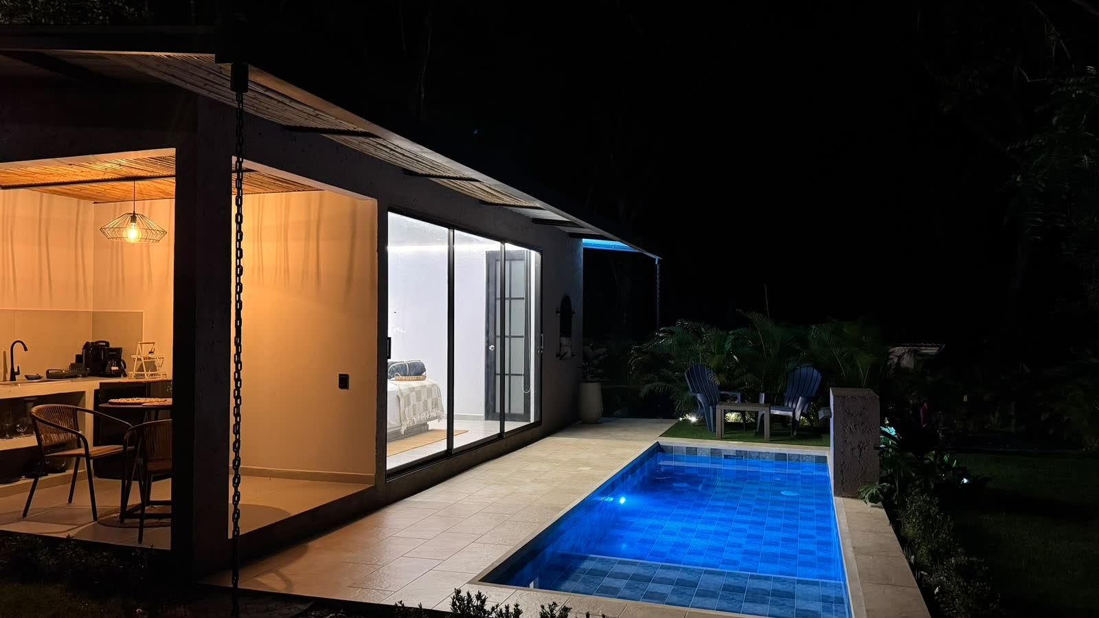 Piscina iluminada de noche