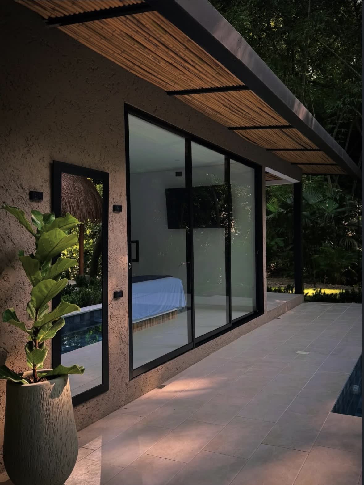 Villa Aruma iluminada al anochecer